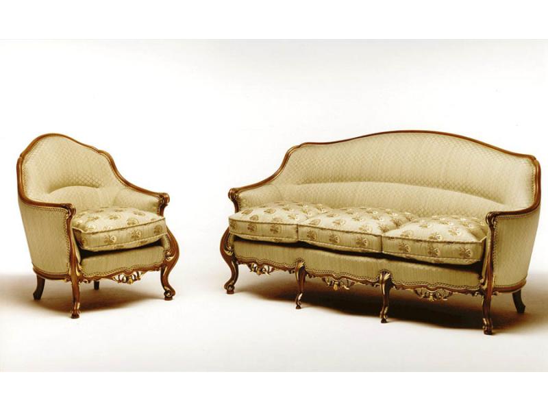 Divano e poltrona stile Luigi XV in legno lucidato e particolari in oro foglia